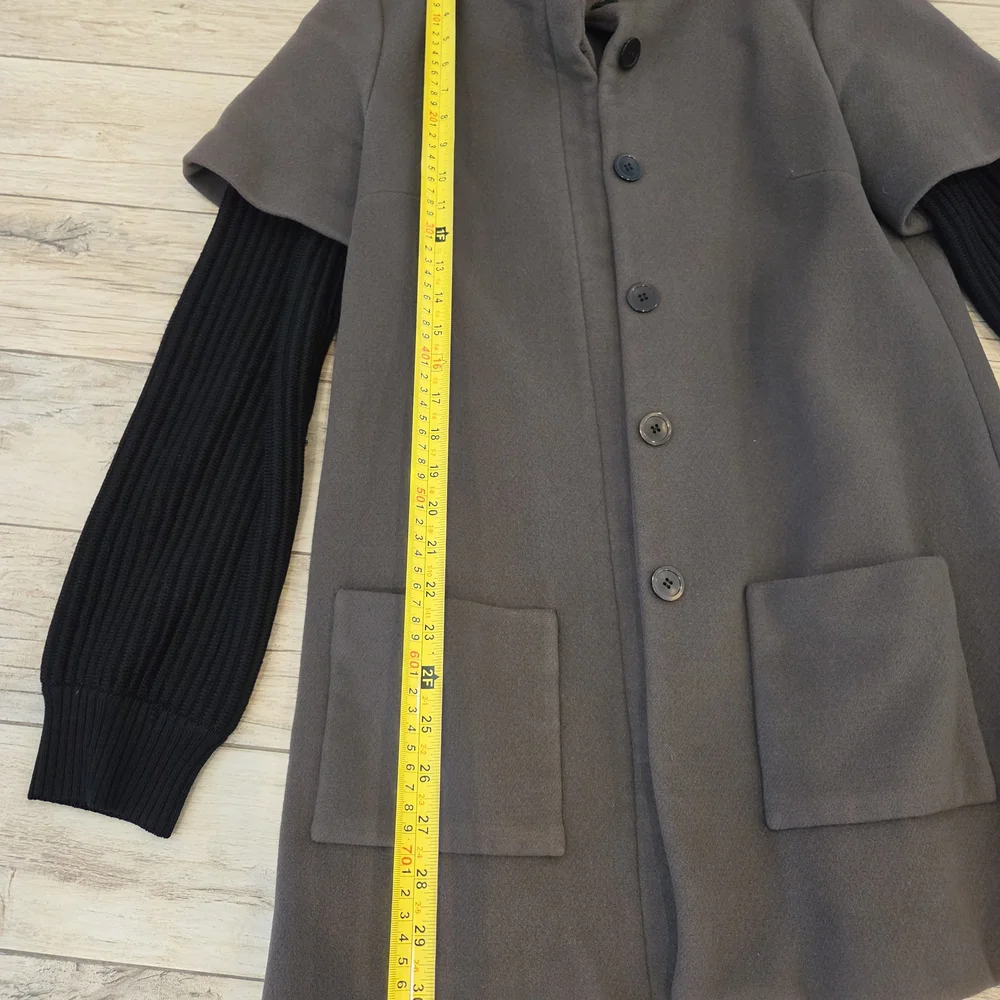 Gray Short-Sleeve Coat with Black Ribbed Sleeves - Picture 2 of 6